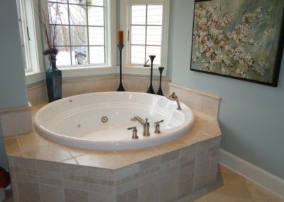 A large, entombed bath with bay windows.